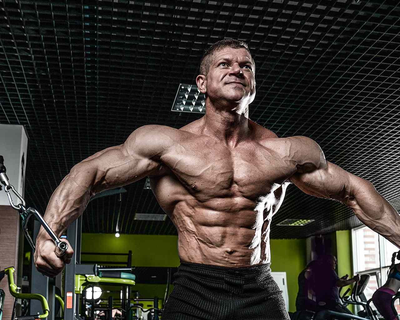 primer-plano-de-un-hombre-musculoso-haciendo-ejercicios